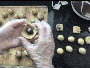 绿豆沙按扁，包入红豆沙。