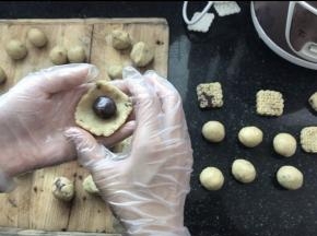 绿豆沙按扁，包入红豆沙。