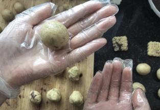 用手搓圆，用绿豆模具压出形状。