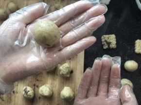 用手搓圆，用绿豆模具压出形状。