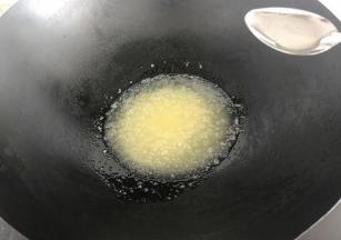 加入油，搅拌均匀。