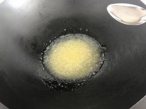 加入油，搅拌均匀。