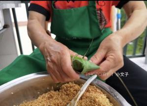 用手捏紧，然后用绳子绑好。