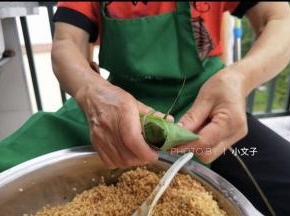 用手捏紧，然后用绳子绑好。
