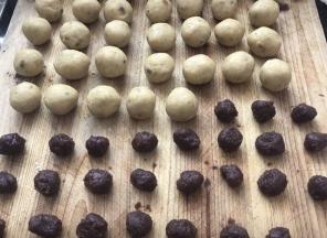 绿豆泥和红豆沙取小剂子备用（7g红豆沙，18g绿豆沙）