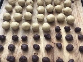 绿豆泥和红豆沙取小剂子备用（7g红豆沙，18g绿豆沙）