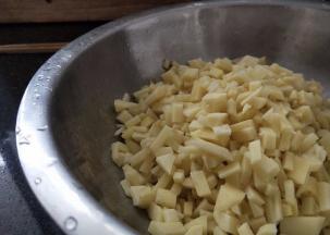 土豆洗干净，切丁，沥干水分。