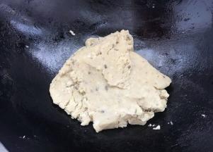 加入绿豆泥翻炒一会，加白糖搅拌均匀。