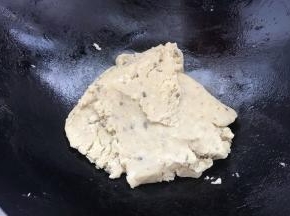加入绿豆泥翻炒一会，加白糖搅拌均匀。