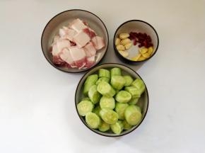 蒜子拍一下，生姜切片，干辣椒切段，黄瓜去皮切成小段，五花肉切成片