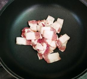 锅里面不放油，下五花肉片煸至金黄。