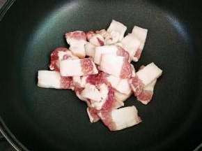 锅里面不放油，下五花肉片煸至金黄。