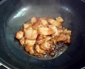 烹入料酒，加入鲜味汁、老抽炒匀