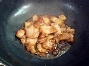 烹入料酒，加入鲜味汁、老抽炒匀