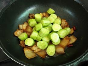 下黄瓜段，盐炒匀，