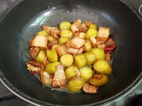 接着盖上盖子，小火闷煮至黄瓜用筷子一戳就通的状态即可。