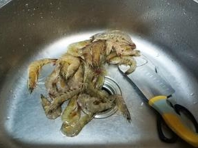 准备好虾，先清洗一下，虾最好用鲜虾