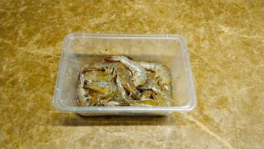 加上料酒、蒜末、椒盐、盐拌匀，盖上保鲜膜，最少腌制15分钟，如果想腌制时间更长一些，就要把虾放在冰箱冷藏里腌制，否则夏天热的时候，虾放在室内腌制，容易变味道
