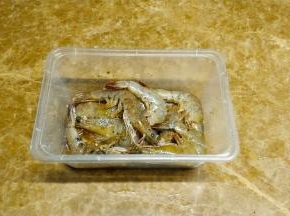 加上料酒、蒜末、椒盐、盐拌匀，盖上保鲜膜，最少腌制15分钟，如果想腌制时间更长一些，就要把虾放在冰箱冷藏里腌制，否则夏天热的时候，虾放在室内腌制，容易变味道
