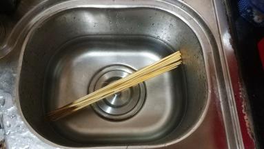 竹签放在开水里烫一分钟，这样做，第一是给竹签消毒，第二是让竹签有点湿润，不至于让虾肉黏在竹签上面，避免浪费