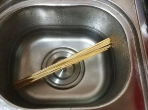 竹签放在开水里烫一分钟，这样做，第一是给竹签消毒，第二是让竹签有点湿润，不至于让虾肉黏在竹签上面，避免浪费