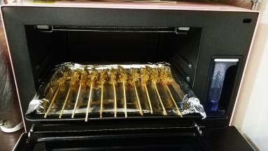 烤箱200度，烤盘放在中层烤20分钟左右，喜欢嫩一点的口感就少烤两分钟，喜欢脆一点的口感再多烤两分钟，烤十分钟的时候可以翻一次面


