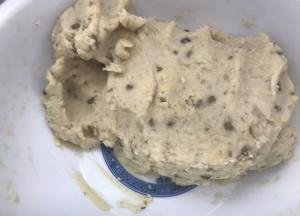 将绿豆捣成泥。