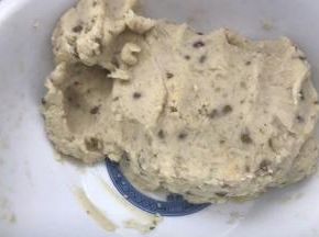 将绿豆捣成泥。