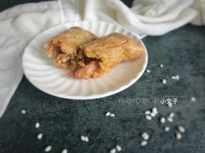 高压锅内加冷水，大火煮20分钟转小火再煮5分钟，让粽子在高压锅里闷一会，千万不要着急开锅盖哦，粽子闷的久才好吃。