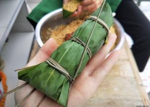 一定要捏紧了，煮熟的粽子才好吃哦。