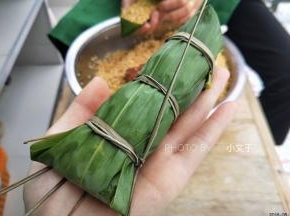 一定要捏紧了，煮熟的粽子才好吃哦。
