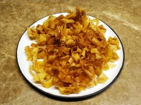 捞起沥干油，放入碟中
