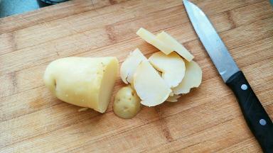 土豆上锅蒸熟，去皮切块