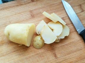 土豆上锅蒸熟，去皮切块