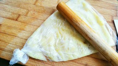 装入保鲜袋，碾压成泥