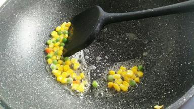 锅里放入黄油，加入脱水蔬菜粒，加适量盐翻炒片刻