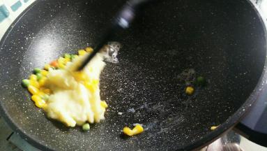 加入土豆泥翻炒1-2分钟即可