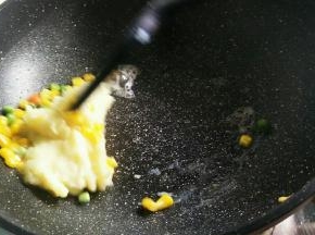 加入土豆泥翻炒1-2分钟即可
