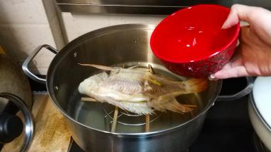 8分钟后...

打开锅盖，在锅里倒入1碗凉水降降温，以免烫手
