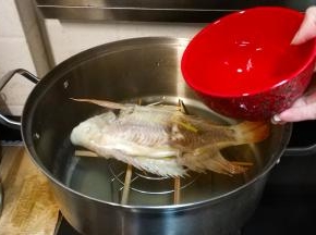 8分钟后...

打开锅盖，在锅里倒入1碗凉水降降温，以免烫手
