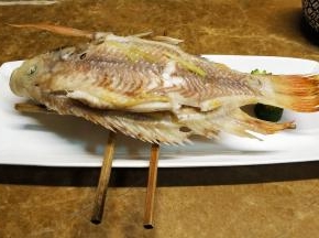 拿住下面两根筷子的两头，把鱼端出来放在盘子上，抽出筷子，漂亮完整的蒸鱼就出来啦！