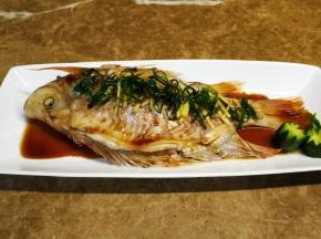 把葱姜丝撒在鱼身上，再淋点酱油！淋油是做清蒸鱼必不可少的一步，把油烧热，淋到鱼身上，就可以锁住鱼肉的鲜美了
