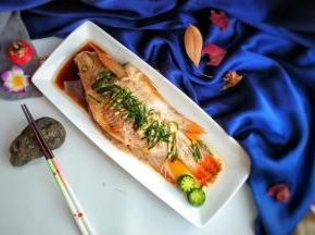 油亮嫩白的清蒸鱼大功告成啦！是不是看着都想流口水呢？尝一口，鱼肉软嫩，而且鲜味十足，一点也没有平时的腥味 想要蒸鱼鲜嫩不腥，其实就是这么简单！
