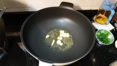 冷锅热油，放入蒜爆香