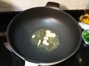 冷锅热油，放入蒜爆香