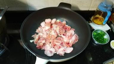 倒入鸡腿爆香