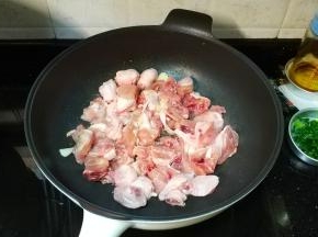 倒入鸡腿爆香
