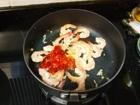 放入番茄酱、辣椒酱、鸡精、盐调味，继续翻炒