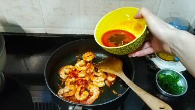 倒入虾头油高汤