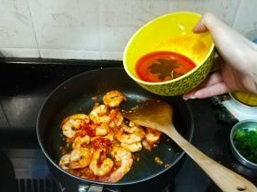 倒入虾头油高汤